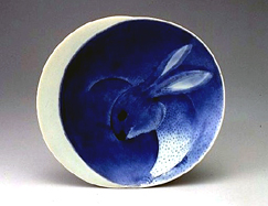 Plato de ceramica japones con deseño de liebre y luna 